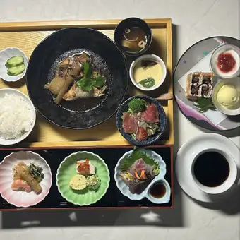豪華午餐套餐,包括開胃菜、刺身、3種甜點和一杯飲料。