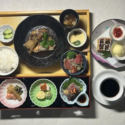 豪華午餐套餐，包括開胃菜、刺身、3種甜點和一杯飲料。
