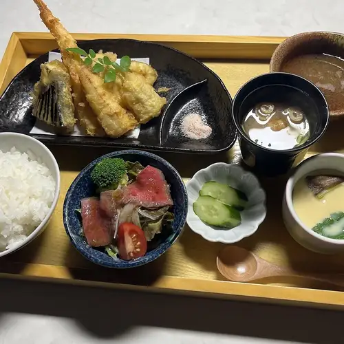 包含主菜的午餐套餐(數量有限),您可以從中選擇一道主菜。