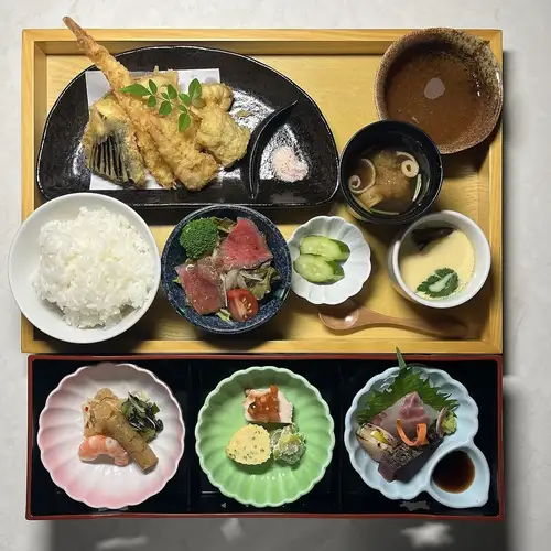 推薦午餐套餐,內含7種開胃菜和3種刺身。