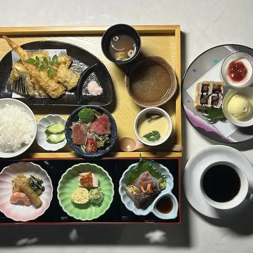 豪華午餐套餐包含 7 道開胃菜、3 種刺身、3 種甜點和一杯飲料。