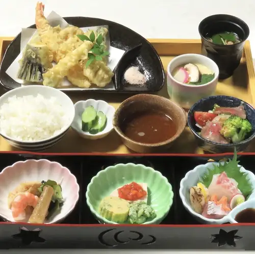 前菜7種&お造り3種付き、おすすめランチ