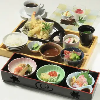 豪华午餐套餐，包括开胃菜、刺身、3种甜点和一杯饮料。