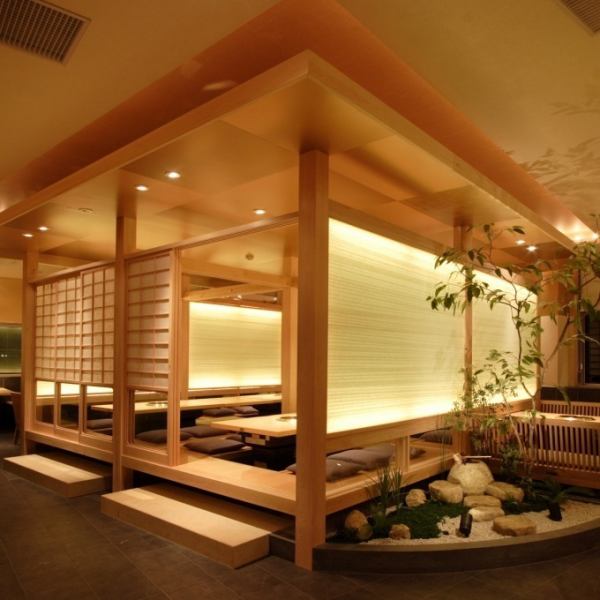 这是商店中央的隐居处。推荐用于重要商务会议！设有双人独立包间。这里有四个房间，里面摆放着下沉式暖桌，最多可容纳 32 人。