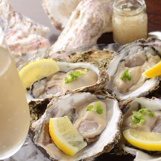 Outstanding freshness! We offer a selection of raw oysters delivered directly from the farm according to the season.
