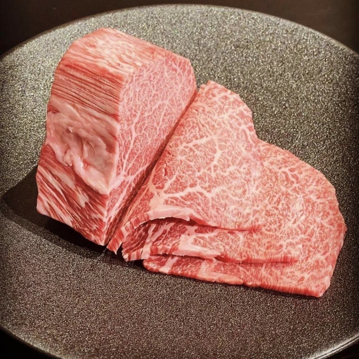 我們提供優質肉類，例如肉店精選的品牌牛肉。