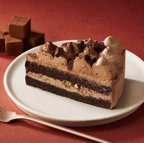 Shortcake with raw chocolate and nuts