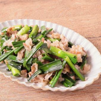 잎 마늘과 돼지 고기 볶음