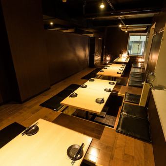 会社の飲み会やお集まりに最適なゆったりとした完全個室です。室内のテーブルは可動式となっており、最大30名様まで着席可能。壁・扉付きの完全個室ですので周囲を気にせず賑やかなひとときをお楽しみいただけます!コースご予約で幹事無料のクーポンやお会計割引クーポンなど、お得な特典をご用意!