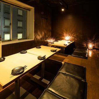 【半個室:掘りごたつ席】掘りごたつなので足元らくらく。半個室なので、周囲の目線が気になりません。店内の賑やかな空気を感じながら、ワイワイ賑やかなひとときをお楽しみいただけます!大人数の飲み会にもお勧めのお席になります。2名様~OK!~10名、~20名、~30名、~40名、全て完全個室でご案内致します。