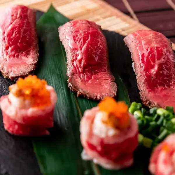 黒毛和牛肉寿司の食べ飲み放題コース！炙る事によってより一層お肉の旨味を引き出します♪