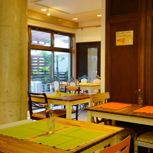 2階にもカフェスペースがございます。緑に囲まれたテラス席では、閑静な場所だからこそ実現した憩いの空間！爽やかな風を感じながらの食事も居心地◎
