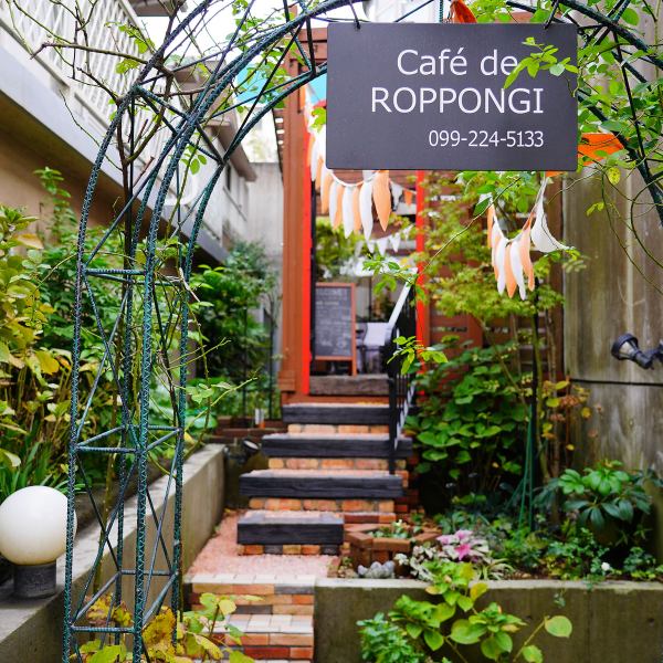 The entrance of the cafe is prepared next to the bridal house Roppongi.The staff's garden has a pretty atmosphere, and I just want to take a picture!
