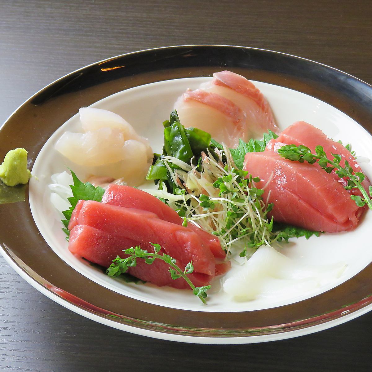 We are proud of our fresh bluefin tuna procured from the tuna wholesaler in Toyosu Market.