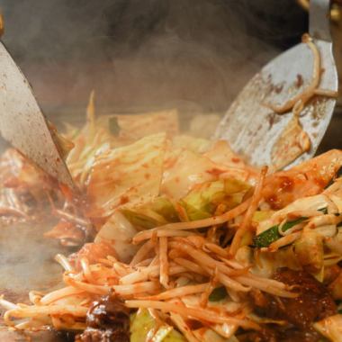 名物『ごちゃまぜ鉄板焼肉』を鉄板の上でジューっと！！！