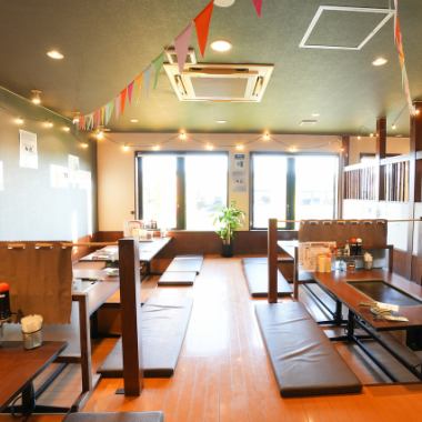 掘りごたつ座敷はこんなに広いので、窮屈な思いは一切せずに快適にご宴会をお楽しみ頂けます！掘りごたつ座敷席なので、ご年配、足の不自由な方、小さなお子様がいらっしゃるご家族の方々には大変お喜び頂いております！一度、お気軽に店舗までお席の空き状況はお問い合わせ下さい☆