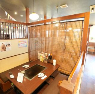 【宴会向きの席　半個室テーブル席！】で仕切りがついた半個室テーブル席！2名～最大8名様迄のご宴会が可能です！デート、合コン、誕生日、記念日のお祝い事などにこのお席はぴったりです☆ぜひそういった機会がある際は一度店舗までお気軽にお問い合わせ下さい♪