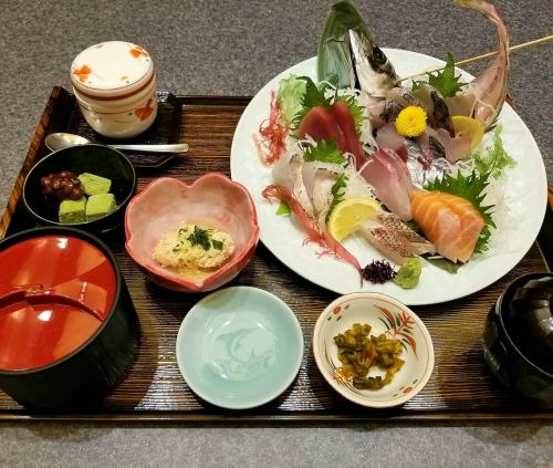 Sashimi set with figure sashimi
