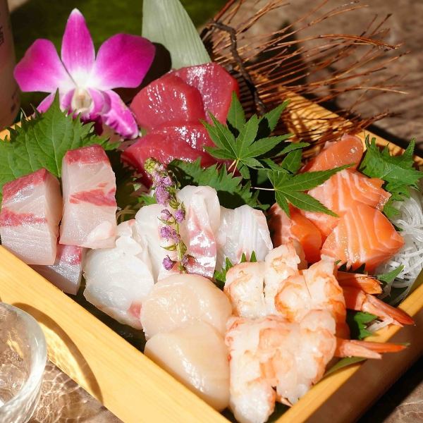 見て楽しい、食べて美味しい。全国から厳選した海鮮を季節毎に刺身。