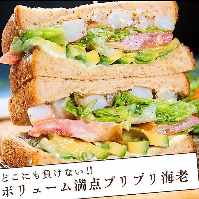 新鮮なサラダとタンパク質を楽しむサンドイッチが人気◎