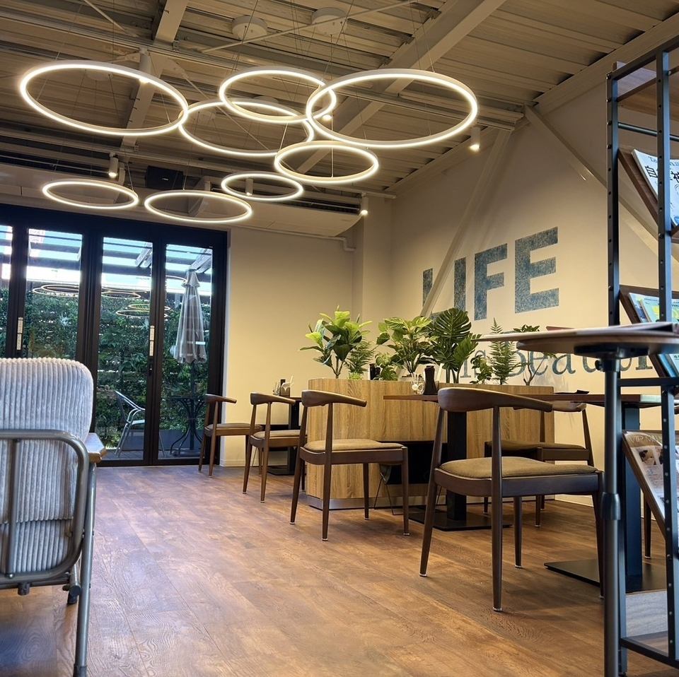 ウッド調の温かみのある店内が人気のお店