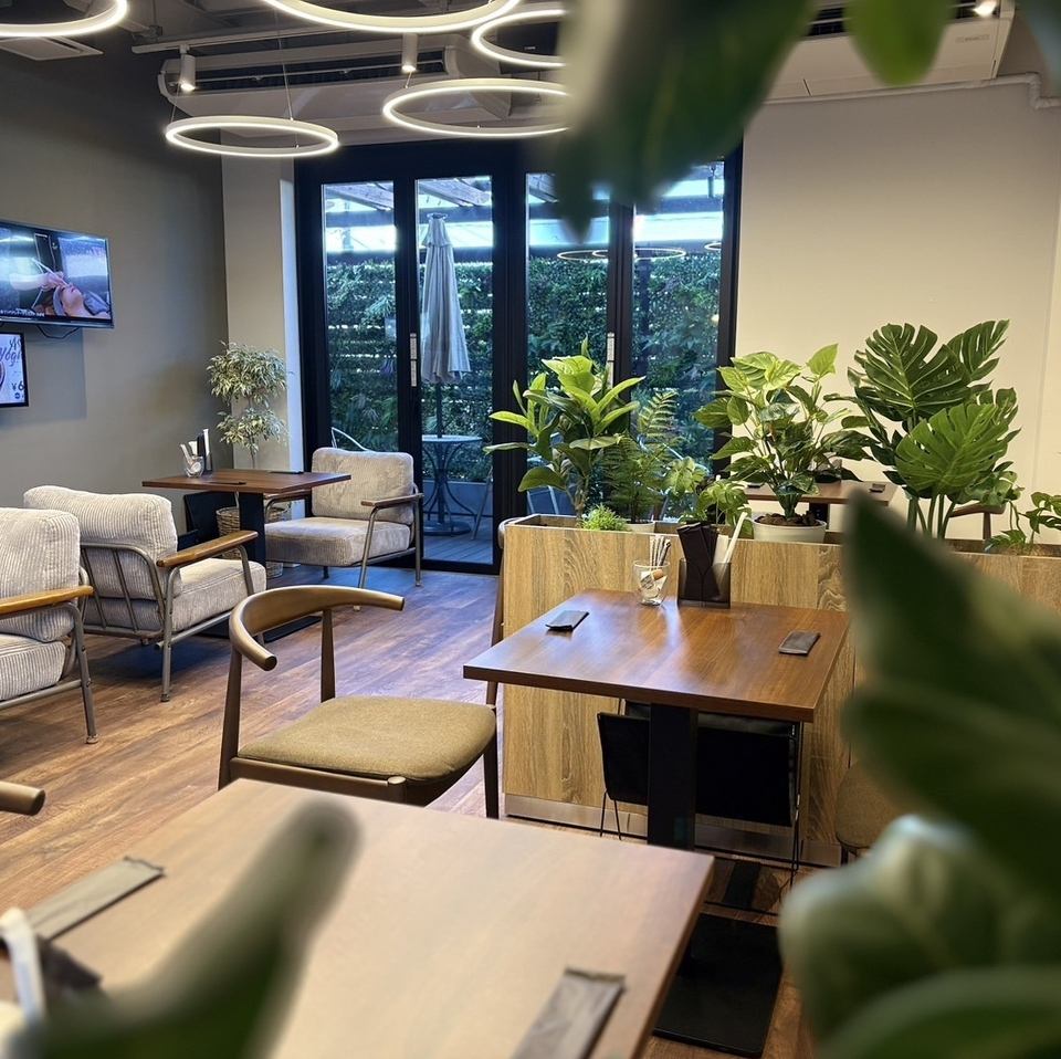 落ち着いた店内でタンパク質がいっぱいのサンドイッチを楽しむ