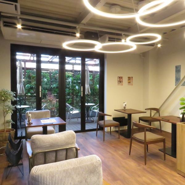 木の温もりに包まれたこのカフェは、モーニングやランチにぴったりの場所です。落ち着いた雰囲気が漂う店内で、リラックスしながら美味しい料理を楽しむことができます。新鮮な食材を使ったメニューは、心身ともに満たしてくれるでしょう◎