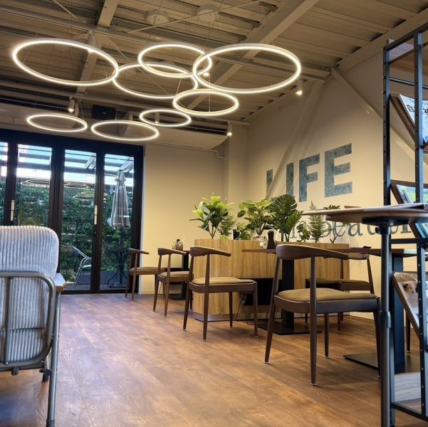 夜ごはんの時間帯にもぴったり◎落ち着いた照明と心地よい音楽が流れる空間は、デートや友人との集まりにも最適で、リラックスした時間を過ごすことができます。お席は埋まりやすいので、事前のご予約がおすすめです◎