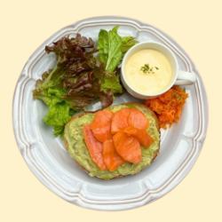 サーモンアボカドポーチオープンサンド　ドリンクプラス料金になります。