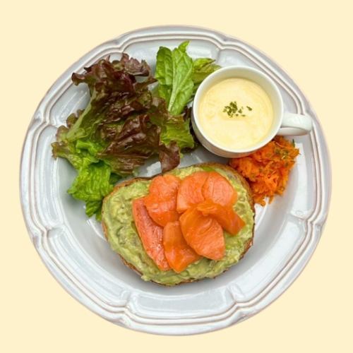 サーモンアボカドポーチオープンサンド　ドリンクプラス料金になります。