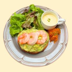 エビアボカドポーチオープンサンド　ドリンクプラス料金になります。