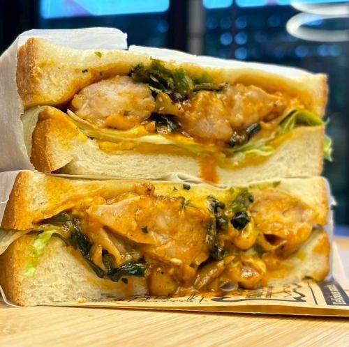 野菜たっぷりヤンニョムチキンサンド