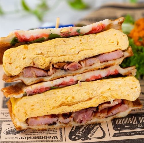 だし巻き玉子とベーコンサンド