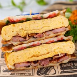 だし巻き玉子とベーコンの和風サンド