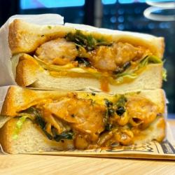 野菜たっぷりヤンニョンチキンサンド