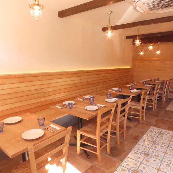 【幅広い世代が楽しめる】女性やカップル、ファミリーなど、誰でも心地よく過ごせる空間が広がっています♪木を基調とした店内は、飯能市の西川材を使用しており、温かみのある雰囲気が漂っています。床にはイタリアのタイルを使用し、ライトもイタリアのものを取り入れています。ぜひ、素敵な時間を過ごしてみてください！