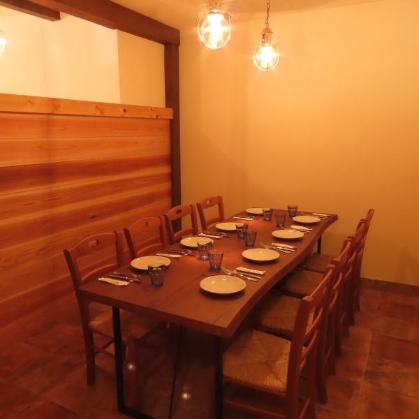 【半個室でお楽しみください】当店には8人掛けの半個室をご用意しております。家族や親族などのお集まりにも◎女子会や地元の仲間との集まった時にも周りを気にせず、お食事をお楽しみいただけます♪半個室をご希望の場合は事前にご予約頂けますとスムーズにご案内できます！5名様から8名様のご予約のみの受付となります。