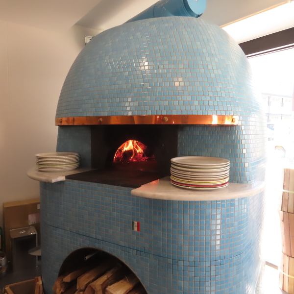 PICCOLA　NAPOLIの薪窯はナポリから船で運んできたこだわりの薪窯！ナポリのイメージカラーである、みずいろを使用したナポリの職人が作った薪窯！こだわりの薪窯と食材で焼き上げるピッツァは本物の味。ぜひご賞味ください！！