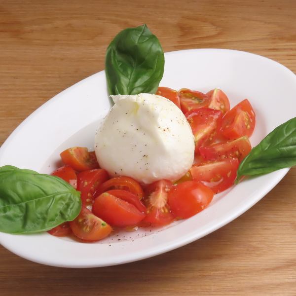 【人気サラダ】ブッラータチーズのカプレーゼ