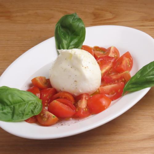 【人気サラダ】ブッラータチーズのカプレーゼ