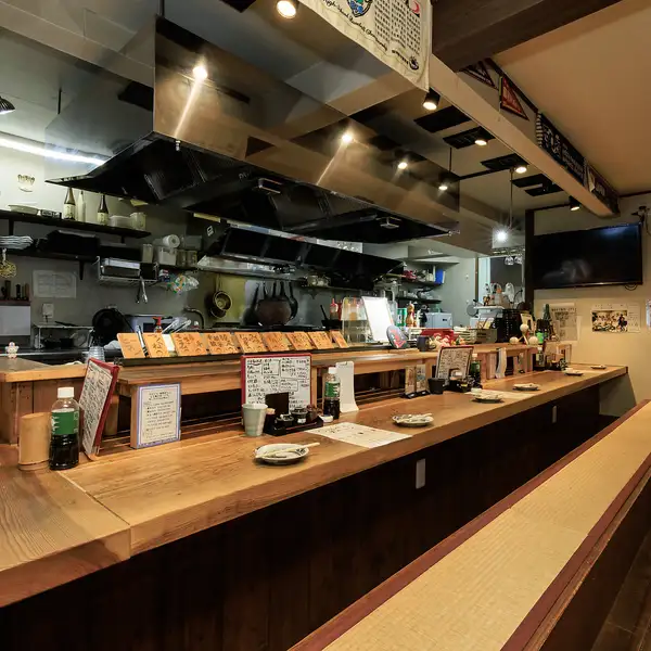 お一人様やデートに人気のカウンター席。目の前で職人がじっくりと焼き上げる臨場感と、炭火の香ばしい香りが食欲をそそる特等席です。スタッフとの会話を楽しみながら、自慢の本格焼き鳥と厳選されたお酒をゆったりとご堪能いただけます。お仕事帰りのサク飲みにも最適です。