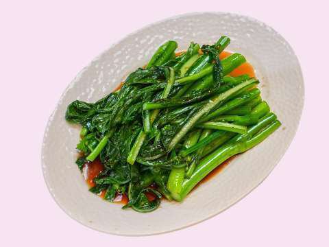 Stir-fried water spinach with garlic