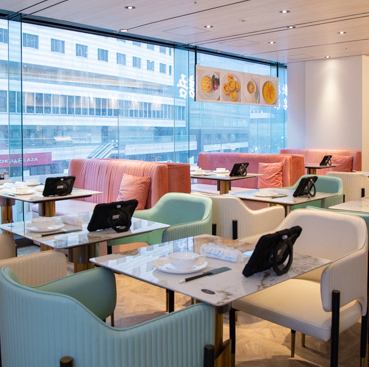 当店では、2名テーブル席を9つ、6名テーブル席を3つ、そして個室の8名テーブル席を2つご用意しております。また、テーブルをくっつけて大人数でのご利用も可能ですので、宴会や女子会など、様々なシーンにぴったりです。