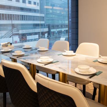 当店の内装は、落ち着いた雰囲気と温かみのあるデザインが特徴です。座席は広々としたスペースで配置され、照明は暖かく、穏やかな雰囲気を醸し出すように調整されているので、お客様がリラックスしてお食事を楽しんでいただけるようになっています。