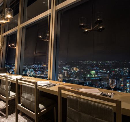 夜景を眺めながら食事をご堪能