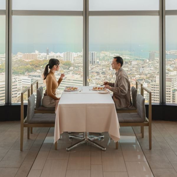 餐厅不仅有时尚的餐桌座位,而且视野开阔,适合各种场合,从约会、女生聚会等日常用餐到周年纪念派对、婚宴等。