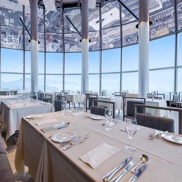 提供桌椅座位,适合小型至大型团体。宽敞的内部空间给人一种开放的感觉和友好的氛围。请将其用于宴会、商务会议、约会和女孩之夜!