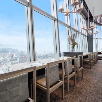 カウンター席は1名様からご予約受けたまっております。また、2名～4名様程で横並びでお席もご用意可能です。記念日やプロポーズなどでもご利用頂く人気のお席です。