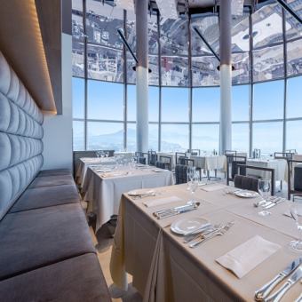 店舗内側のソファー席です。窓際からは離れてしまいますが。団体での利用など10名～15名様程度が、横並びでご利用可能です。