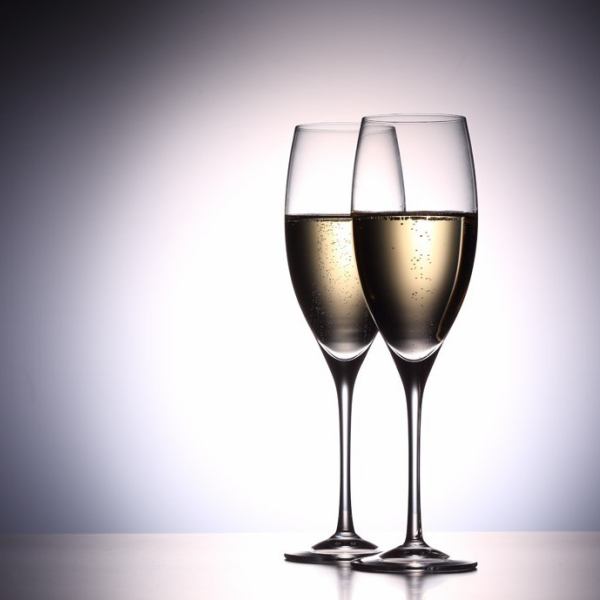 多种葡萄酒可按杯点,价格从950日元起。